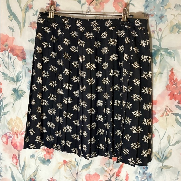 Vintage Elegant Black and White Patterned Skirt - Picture 2 of 10